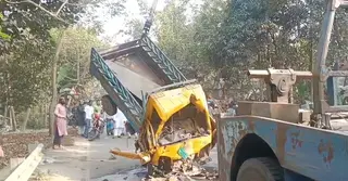 পিকআপ ভ্যান–ডাম্প ট্রাকের সংঘর্ষে চালক নিহত, সহযোগী আহত